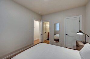 Tabla de planchar con plancha, cuna de viaje, wifi y ropa de cama