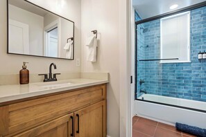 Dusj, hårføner og håndklær