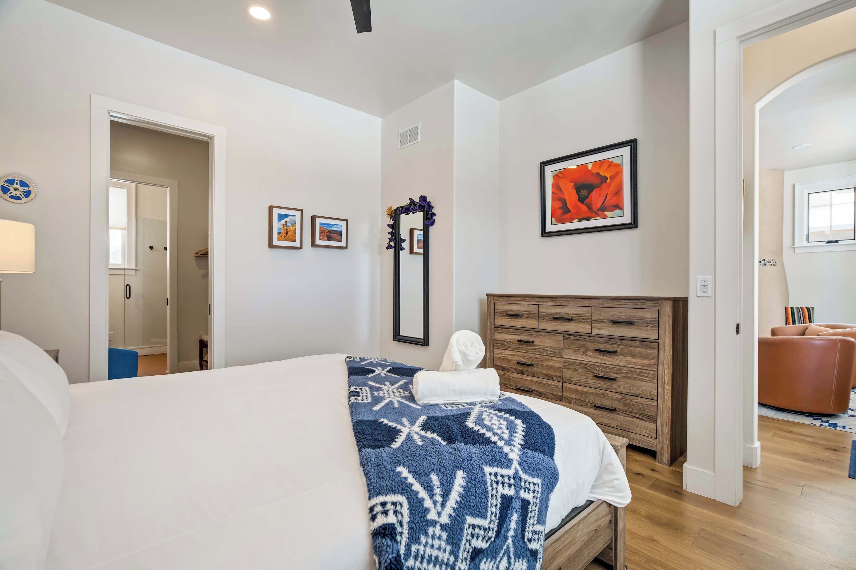 Tabla de planchar con plancha, cuna de viaje, wifi y ropa de cama 