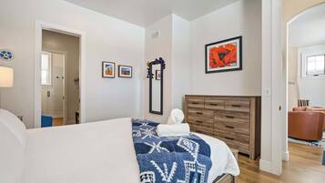 Tabla de planchar con plancha, cuna de viaje, wifi y ropa de cama