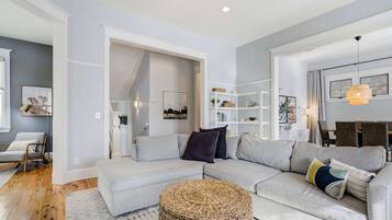 Televisión, chimenea y oficina