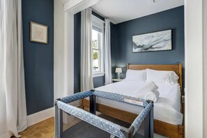 1 habitación, tabla de planchar con plancha, cuna de viaje y wifi 