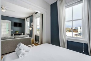 Tabla de planchar con plancha, cuna de viaje, wifi y ropa de cama 