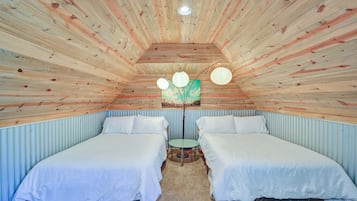 Skrivebord, strykejern/-brett, reiseseng for barn og wi-fi