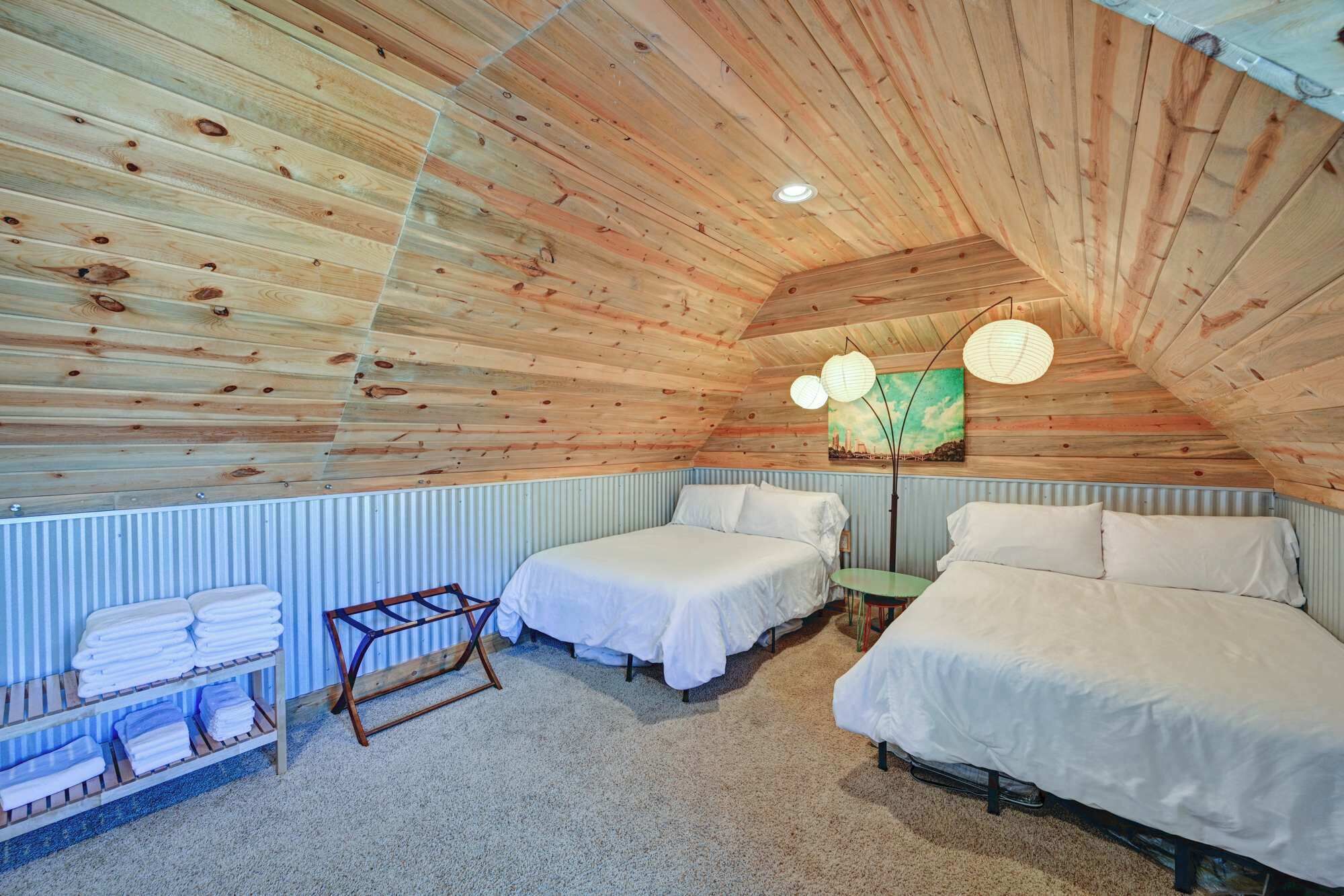 Escritorio, tabla de planchar con plancha, cuna de viaje y wifi 