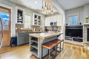 Fridge, microwave, oven, stovetop - Swift Landing! Steps from River & Local Hotspots (Buena Vista)