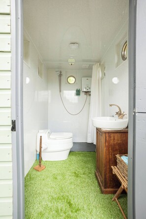 Cabin, 1 Bedroom | Bathroom - Orchard View Shepherds Hut (Henfield)