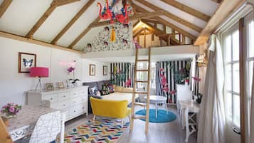 Chalet, 2 Bedrooms | Living area
