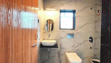 Chambre Deluxe | Salle de bain | Douche, serviettes fournies, savon, shampoing