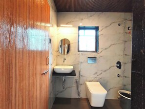 Deluxe Room | Bathroom | Shower, towels, soap, shampoo - Hotel Satkar Inn (Khalapur)