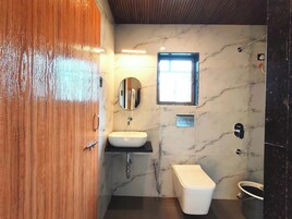 华丽客房 | 浴室 | 淋浴设施、毛巾、肥皂、洗发水