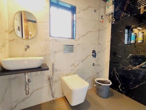 Habitación Deluxe | Baño | Regadera, toallas, jabón, shampoo 