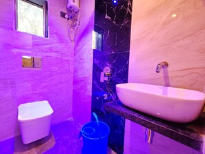 Habitación estándar | Baño | Ducha, toallas, jabón y champú
