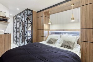 1 quarto, ferros/tábuas de passar roupa, roupa de cama