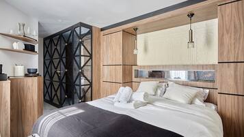 Iron/ironing board, bed sheets