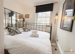2 bedrooms, iron/ironing board, free WiFi - Exclusive 2 Bedroom Flat in Holland Park! (Greater London)