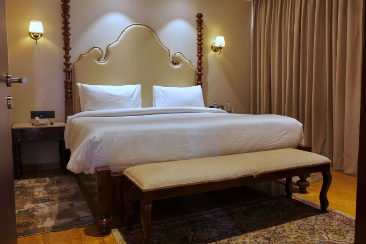 Royal Studio Suite, Balcony, Lake View | In-room safe, desk, iron/ironing board (on request), WiFi (free)