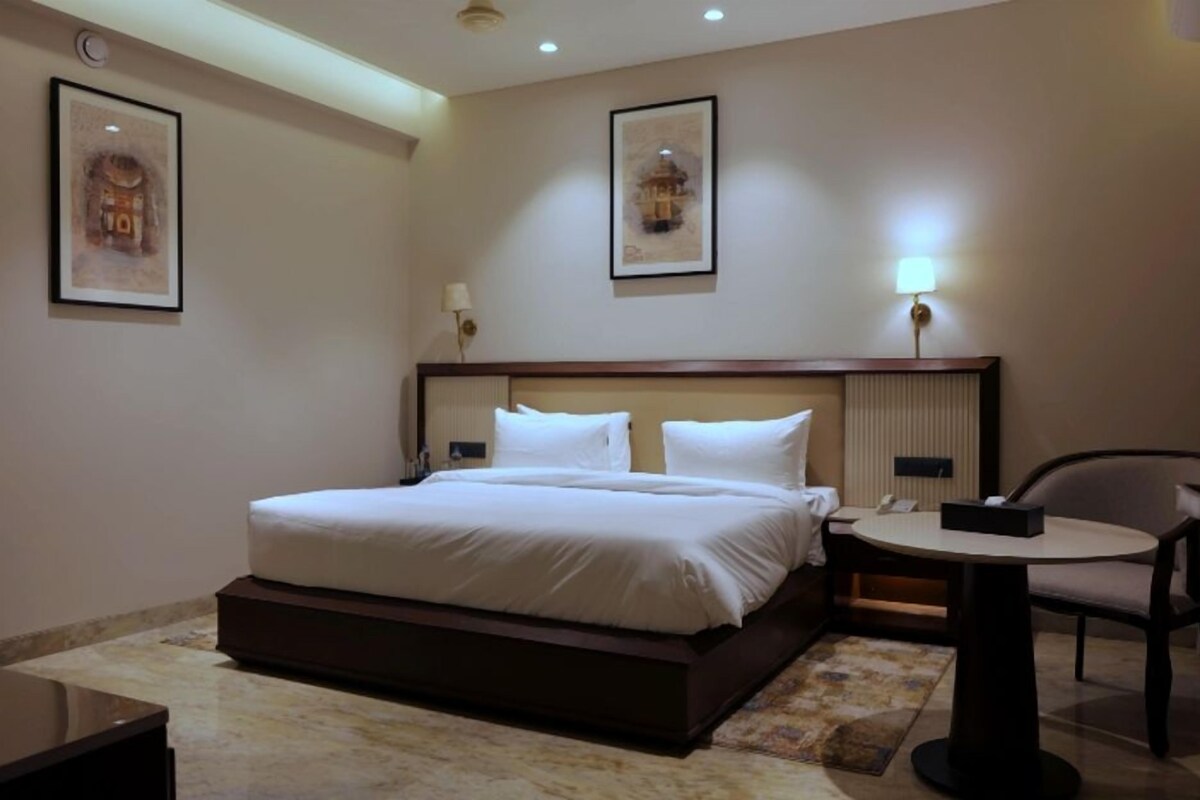 Deluxe Room, 1 King Bed | In-room safe, desk, iron/ironing board (on request), WiFi (free)