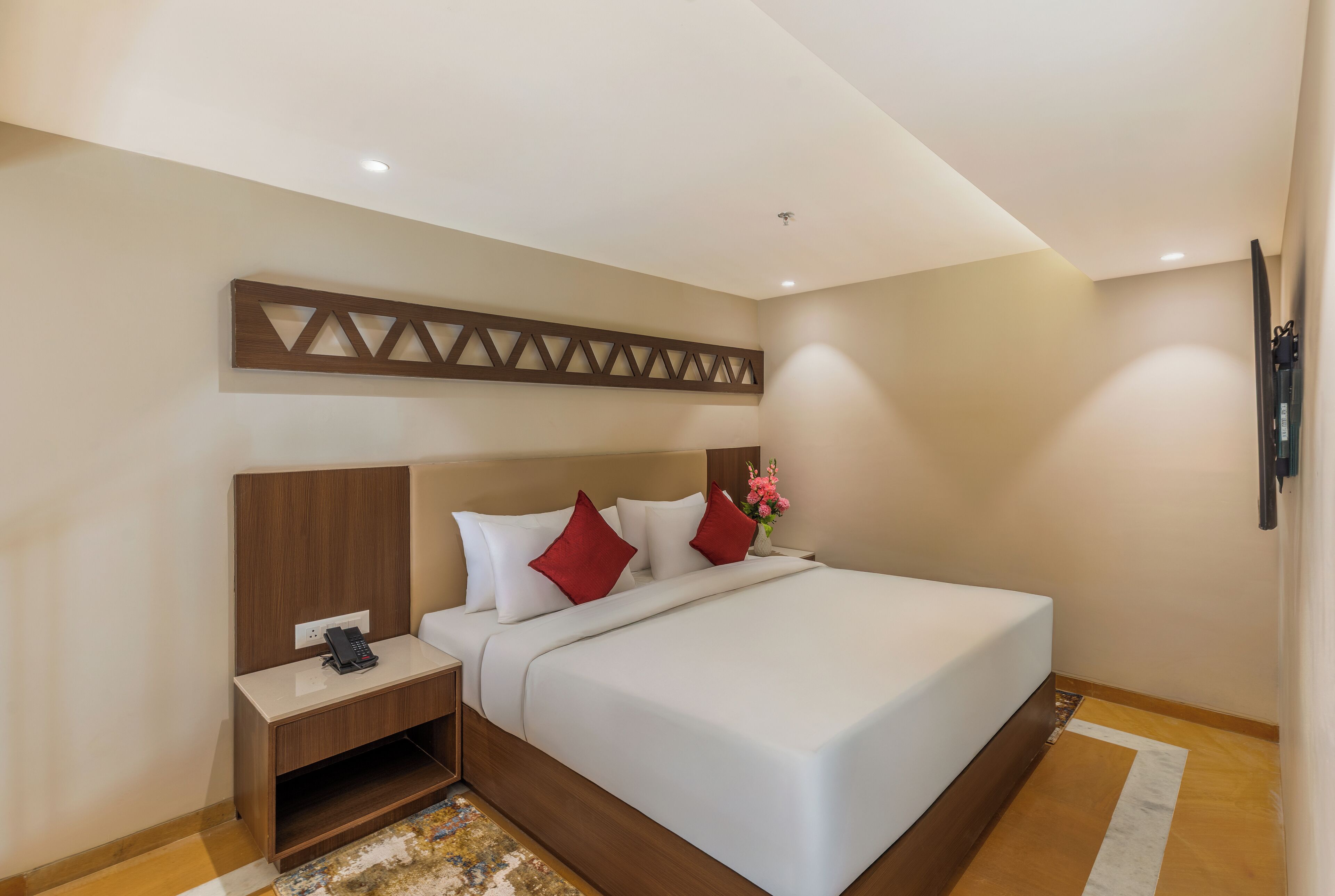 Luxury Duplex, Pool View | In-room safe, desk, iron/ironing board, free WiFi