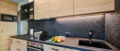 Familieleilighet, flere soverom (Loredana 2) | Eget kjøkken | Kjøleskap, mikrobølgeovn, ovn og kokeplater