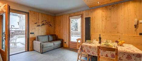 Apartamento familiar, varias habitaciones (Loredana 2) | Sala de estar | Televisión de pantalla plana de 21 pulgadas con canales por satélite