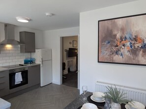 Private kitchen - 4 BR House | Unli Parking | Bathtub (West Midlands)