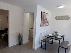 Dining - 4 BR House | Unli Parking | Bathtub (West Midlands)