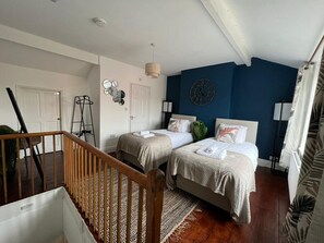 Free WiFi - 8DSC - Home in West Midlands 4 Bedrooms (West Midlands)