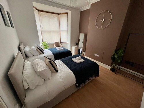 8DSC - Home in West Midlands 4 Bedrooms