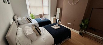 8DSC - Home in West Midlands 4 Bedrooms