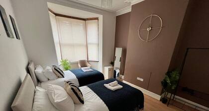 8DSC - Home in West Midlands 4 Bedrooms