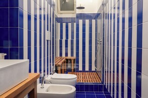 Ducha, artículos de tocador gratuitos, secador de pelo, batas