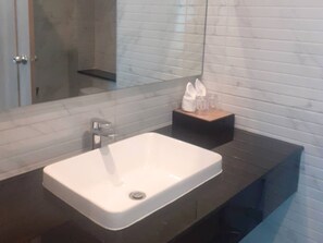 Superior Twin kamer | Badkamer | Een douche, gratis toiletartikelen, een haardroger, handdoeken