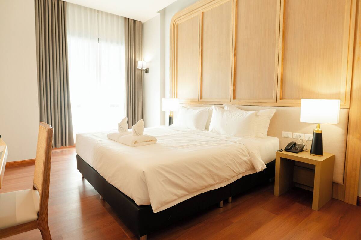 Deluxe Double Room | In-room safe, WiFi (free), bed sheets