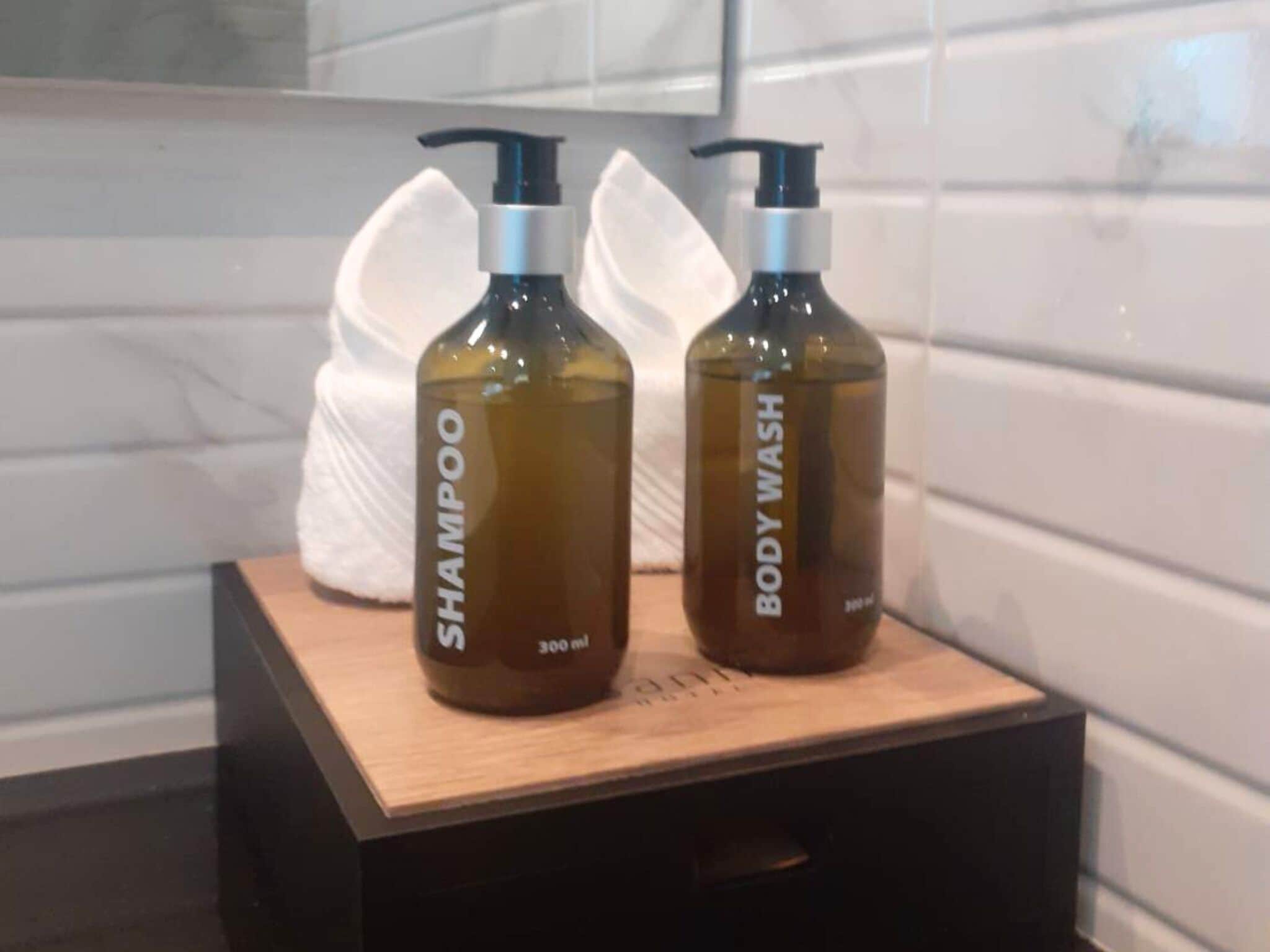 Perlengkapan mandi gratis, pengering rambut, sandal, dan handuk