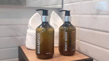 Produtos de toalete grátis, secador de cabelo, chinelos