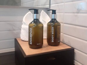 Kostenlose Toilettenartikel, Haartrockner, Hausschuhe, Handtücher