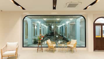 Coin salon dans le hall