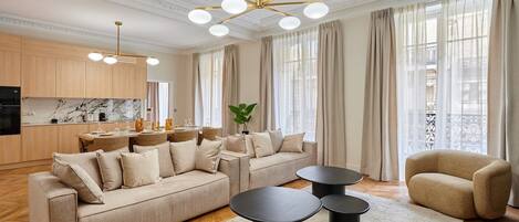 智能电视、办公室