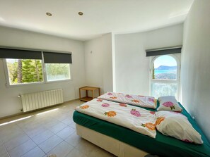 5 habitaciones, escritorio, tabla de planchar con plancha y wifi gratis 