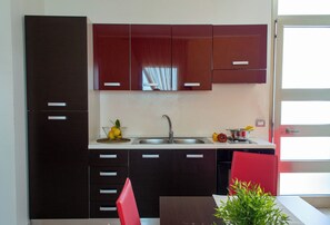 Departamento Confort, 1 cama matrimonial y sofá cama, cocina | Cocina privada | Refrigerador, horno, parrilla de estufa y utensilios de cocina