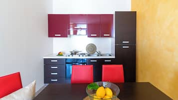 Frigorifero, forno, piano cottura, pentole/stoviglie/utensili