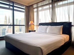 Suíte família, 2 quartos, vista para a cidade | Roupas de cama premium, camas Select Comfort, cofres nos quartos