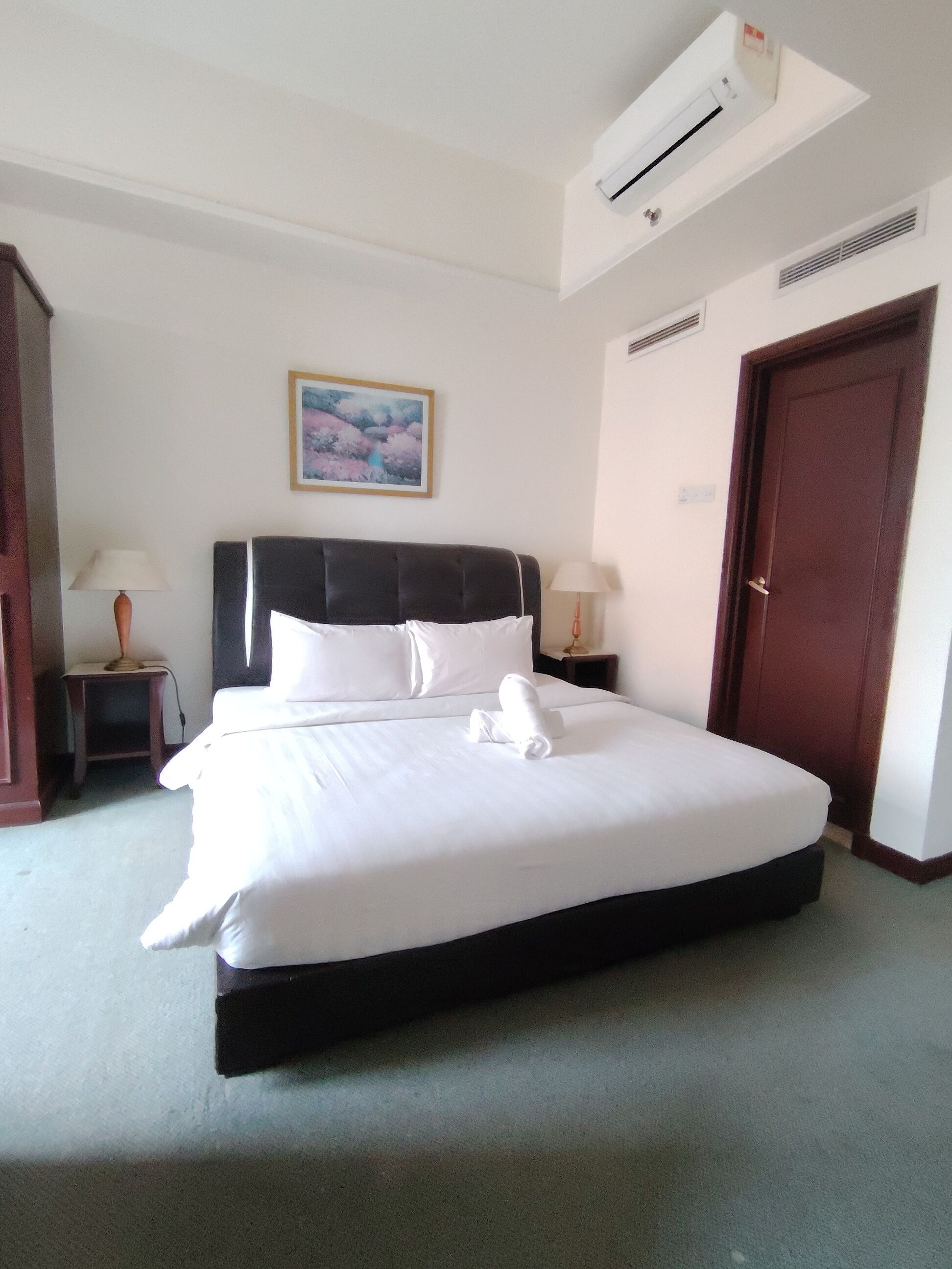 Premium bedding, Select Comfort beds, in-room safe, soundproofing