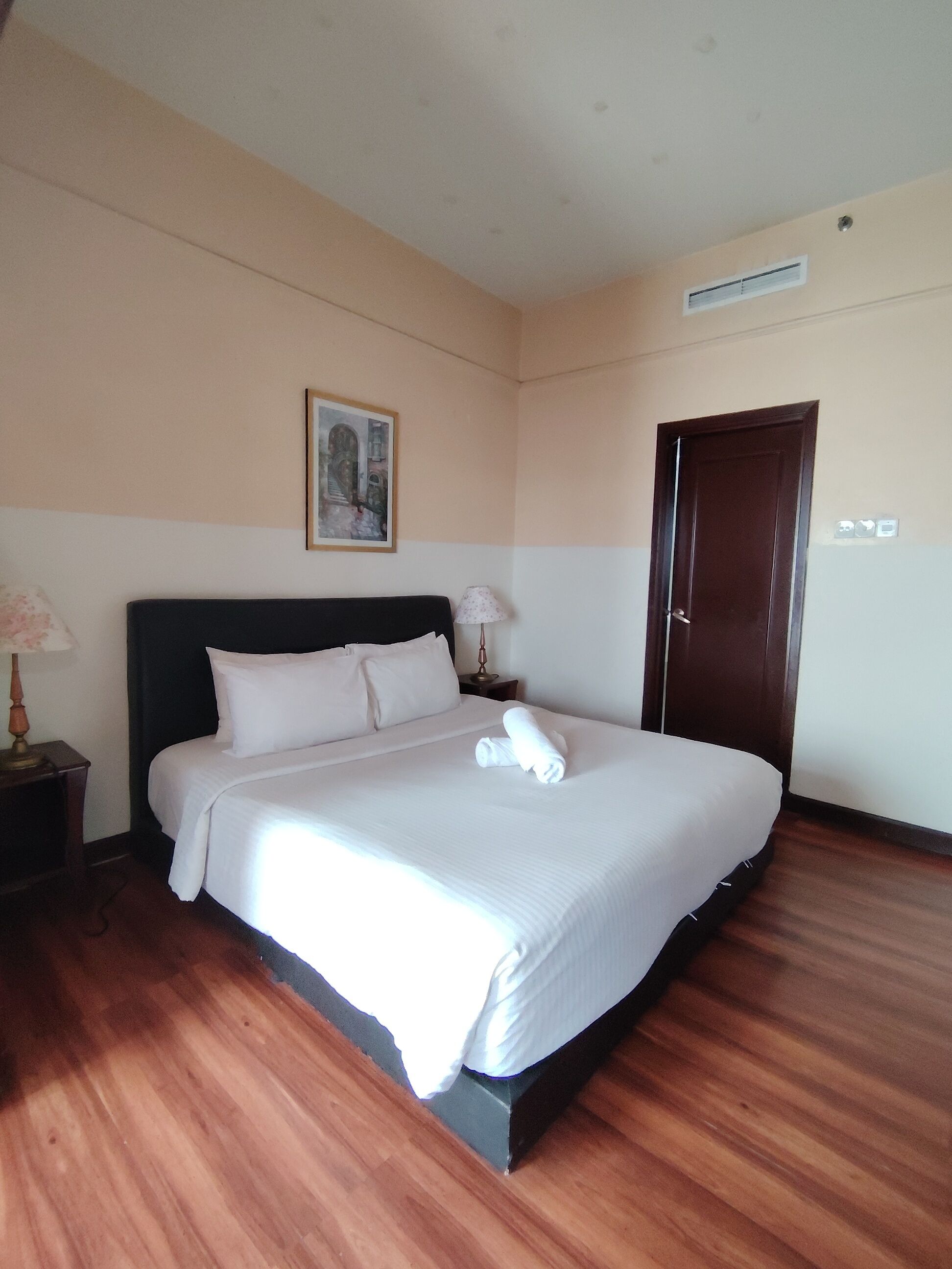 Premium bedding, Select Comfort beds, in-room safe, soundproofing