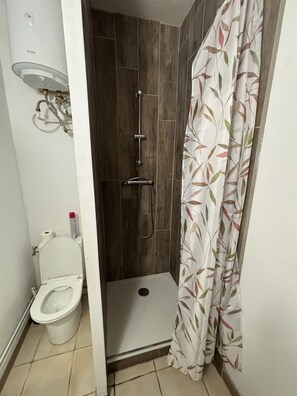 Douche, serviettes fournies