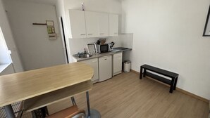 Kaffetrakter/tekoker, kjøleskap, ovn og kokeplater