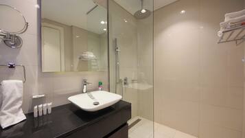 Luxury Studio Suite, City View | Bathroom | Shower, free toiletries, hair dryer, towels