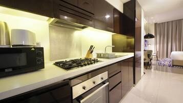 Luxury Studio Suite, City View | Private kitchen