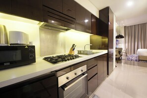Luxury Studio Suite, City View | Private kitchen